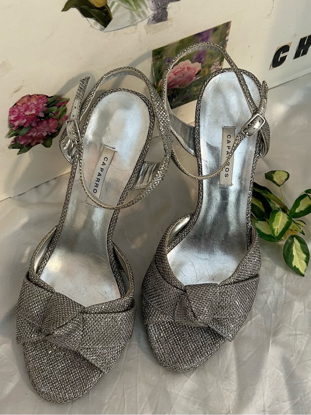 CAPARROS Silver Glittery Slingback Top Knot Strappy Stiletto Heels 8.5B 💄